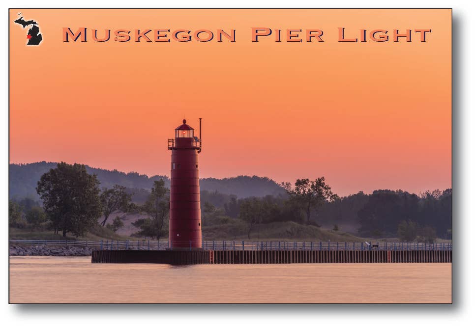 MUSKEGON PIER LIGHT - Michigan Postcard