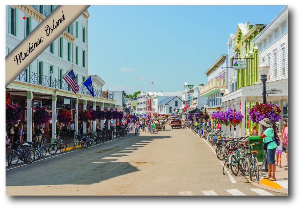 MACKINAC ISLAND - DOWNTOWN - Michigan Postcard