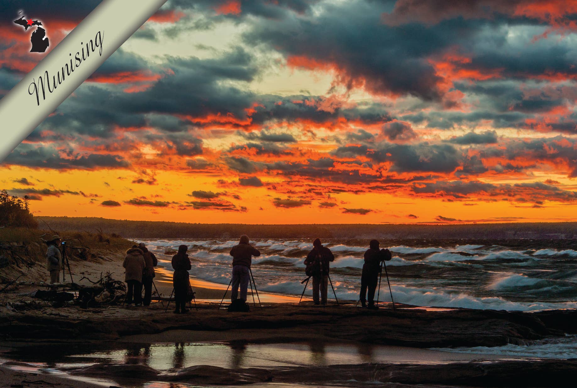 Image of MINERS BEACH WITH PHOTOGRAPHERS - Michigan Postcard